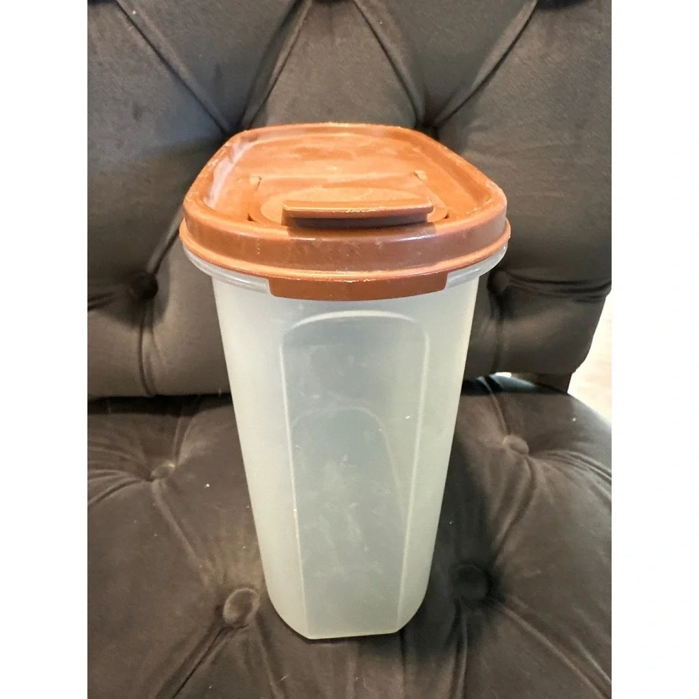 Tupperware Vintage Dry Goods Food Storage Container 1.7 Liters Brown Lid
